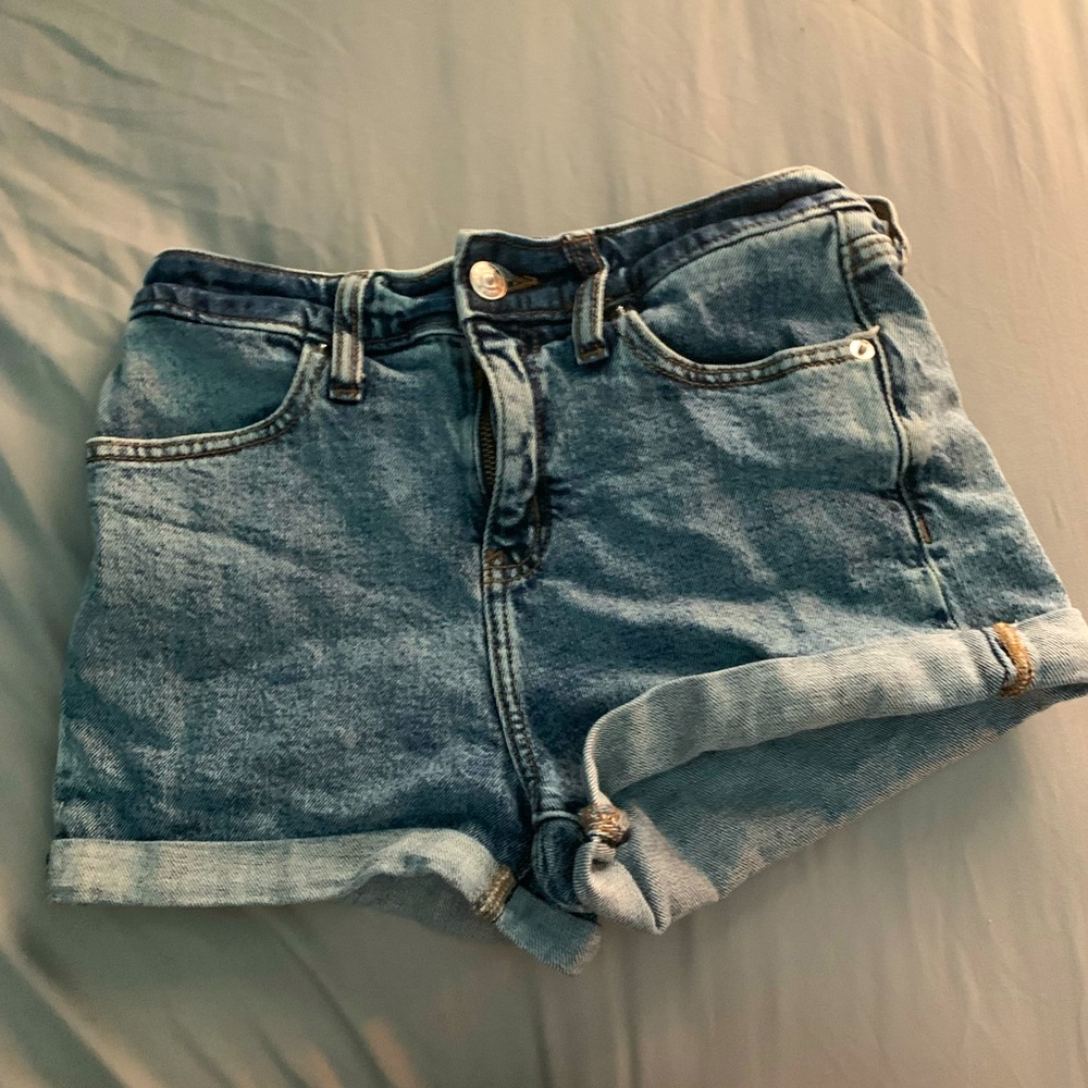 Dark washed shorts!! 🐚🌱